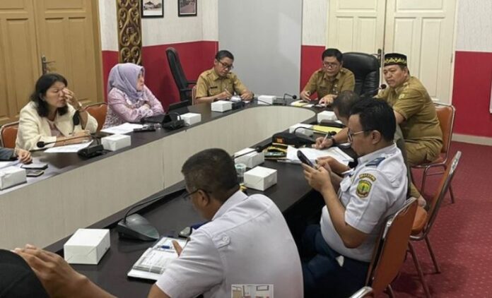 Kepala Bagian Pemerintahan Kota Tanjungpinang Raja Kholidin menjelaskan titik lokasi pemasangan APK terdiri dari Kecamatan TPI Barat kurang lebih terdapat 3 titik baleho, 9 titik spanduk dan 20 titik umbul- umbul. (Foto : abdi perdana - batamtv.com)