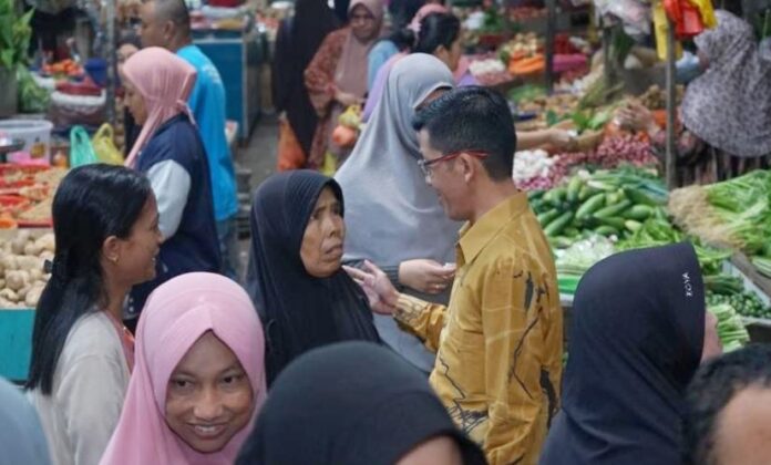 Pj Walikota Tanjungpinang Hasan saat melakukan pengecekan sembako di Pasar Tradisionalo . (Foto : dwi susilo - batamtv.com)