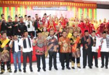 read news – Pelantikan Pengurus Ikatan Keturunan Putra Putri Piliang (IKP3) Kota Batam Gubernur Kepri Ansar Ahmad (depan, kelima dari kanan) menghadairi pelantikan pengurus Ikatan Keturunan Putra, Putri Piliang (IKP3) Kota Batam dilangsungkan di Kota Batam digelar di Golden Prawn, Minggu (19/11). (Foto : abyaqsa ramadan - batamtv.com)