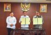 read news – NPHD KPU dan Bawaslu Kepri Ditandatangani Gubernur Kepri Ansar Ahmad (tengah) saat menandatangani Naskah Perjanjian Hibah Daerah (NPHD) dengan Komisi Pemilihan Umum (KPU) dan Badan Pengawas Pemilu (Bawaslu) Provinsi Kepulauan Riau, Rabu (1/11), di Aula Graha Kepri Kota Batam. (Foto : abdi perdana - batamtv.com)