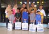 read news – HKSN 2023 di Bintan Diisi Sunatan Massal Gratis Gubernur Kepri Ansar Ahmad (tengah baris belakang) saat bersama anak anak Bintan yang kurang mampu mengikuti sunat massal gratis . (Foto : abdi perdana -batamtv.com -)