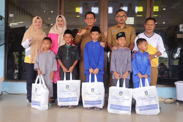 Gubernur Kepri Ansar Ahmad (tengah baris belakang) saat bersama anak anak Bintan yang kurang mampu mengikuti sunat massal gratis . (Foto : abdi perdana -batamtv.com -)
