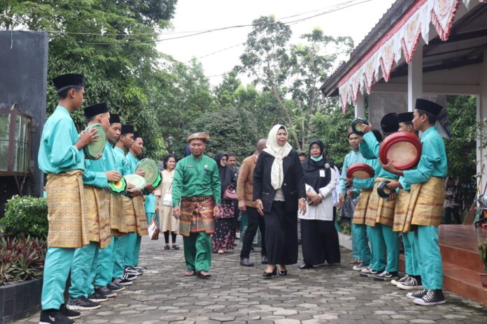 Dewi Ansar resmi membuka kegiatan Gelar Karya Projek Penguatan Profil Pelajar Pancasila (P5) di SMA N 1 Teluk Sebong, Kabupaten Bintan, Rabu (22/11). (Foto: abdi perdana - batamtv.com)