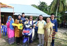 read news – Motor Angkut Sampah Baru untuk Warga Sei Nam Ketua TP PKK Kepri Dewi Ansar (kedua dari kiri) saat penyerahan motor angkut sampah. (Foto: abdi perdana - batamtv.com)
