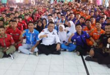 read news – Siswa SMKN 3 dan SMKN 4 Tanjungpinang Kedatangan Gubernur Kepri Gubernur Kepri Ansar Ahmad, saat bersama sama siswa SMA dan SMK di Tanjungpoinang. (Foto : dwi susilo - batamtv.com)