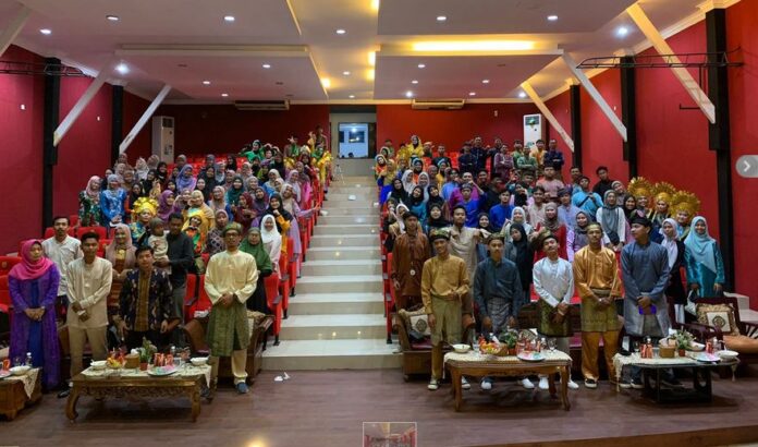 (Foto : dwi susilo - batamtv,com) Malam puncak peringatan Hari Ulang Tahun ke-11 Himpunan Mahasiswa Kundur (HIMK) Tanjungpinang-Bintan digelar di Gedung Kesenian Aisyah Sulaiman, Jum'at (18/11/2023) malam. (Foto : dwi susilo - batamtv,com)