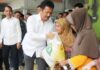 read news -Warga Kabil Menerima Bantuan Sembako dari Pemko Batam HM Rudi , Walikota Batam (baju putih) saat membetikan bantuan pangan cadangan beras untuk warga Batam terus disalurkan yang tujuannya tidak lain adalah untuk membantu meringankan beban masyarakat (Foto : abyaqsa ramadan - batamtv.com)