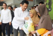 read news -Warga Kabil Menerima Bantuan Sembako dari Pemko Batam HM Rudi , Walikota Batam (baju putih) saat membetikan bantuan pangan cadangan beras untuk warga Batam terus disalurkan yang tujuannya tidak lain adalah untuk membantu meringankan beban masyarakat (Foto : abyaqsa ramadan - batamtv.com)