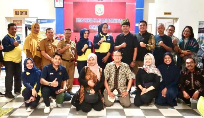 (Foto : abdi perdana - batamtv.com)_ Sekretaris Disbudpar Kota Tanjungpinang, Mulia Wiwin, bersama dengan jajaran kepala bidang dan staf, menyambut rombongan Dinas Kebudayaan Pemerintah Daerah Istimewa Yogyakarta (DIY), Selasa (14/11/2023). (Foto : abdi perdana - batamtv.com)_