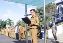 read news -Hasan: ASN Netral dan Tidak Terlibat Politik Praktis Pj walikota Tanjungpinang Hasan saat pembacaan ikrar dan penandatanganan Pakta Integritas Netralitas ASN oleh Kepala Perangkat Daerah dilaksanakan pada apel pagi di halaman Kantor Wali Kota, Senin (20/11). (Foto : dwi susilo - batamtv.com)
