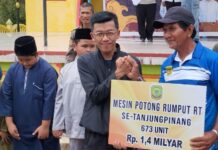 read news – Tanjungpinang Gelar Singkronisasi Penataan Kota Tanjungpinang sebagai Ibukota Kepri Pj Walikota Tanjungpinang Hasan (tengha) memberikan tambahan insentif untuk petugas kebersihan sebesar Rp 300 ribu. Alat-alat yang diberikan itu sampai ke petugas di kelurahan, Minggu (19/11). (Foto : abdi dwi susilo - batamtv.com)