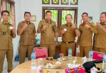 read news – Forum Komunikasi 6 Kades di Kecamatan Serasan Dibentuk Sejumlah Kepala Desa (Kades) Se Kecamatan Serasan melakukan pertemuan di Kantor Desa Tanjung Setelung, Selasa, 7 November 2023. Pertemuan dihadiri oleh 6 Kades yaitu Kades, Tanjung Setelung, Tanjung Balau, Batu Berian, Pangkalan, Jermalik, dan Hilir. (Foto: abdi perdana - batamtv.com)