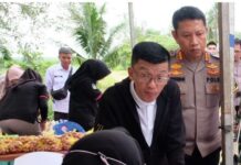 read news – Disdagin Kota Tanjungpinang Fasilitasi NIB dan Sertifikat Halal Dinas Perdagangan dan Perindustrian (Disdagin) Kota Tanjungpinang memfasilitasi pendaftaran Nomor Induk Berusaha (NIB) dan sertifikat halal bagi Industri Kecil Menengah (IKM).Nampak Pj Walikota Tanjungpinang saat meninjau lokasi pendaftaran. (Foto : abdi perdana - batamtv.com)