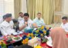 read news – Pemko Tanjungpinang Upayakan Pemberian Subsidi Ongkos Bapok Pj Walikota Tanjungpinang Hasan (paling kanan) usai melaksanakan tinjauan lapangan, Rabu (1/11) pagi mengatakan cabai menjadi komoditi yang mempengaruhi inflasi. Pihaknya harus segera melakukan intervensi, agar harga cabai dan sejumlah kebutuhan pokok lainnya berada dalam harga yang relatif wajar atau lebih terjangkau. (Foto : dwi susilo - batamtv.com)