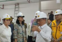 read news – Progres Pembangunan Pasar Baru Tanjungpinang Capai 86 % Penjabat (Pj) Wali Kota Tanjungpinang Hasan, S.Sos, (kanan, kemeja putih) bersama Direktur Jenderal (Dirjen) Cipta Karya, Kementerian Pekerjaan Umum dan Perumahan Rakyat (KemenPUPR) Dina Kusumastuti dan Anggota Dewan Perwakilan Rakyat (DPR) Cen Sui Lan meninjau progres pembangunan Pasar Baru Tanjungpinang, (Foto : dwi susilo - batamtv.com)