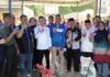 read news -Warga Tanjungpinang Kembali Terima Beras Walikota Tanjungpinang Hasan (ketiga dari kiri) saat bersama warga di Kantor Lurah Kampung Bugis yang mendapat bantuan berjumlah total di Tanjungpinang sebanyak 7.280 KPM . (Foto : dwi susilo - batamtv.com)