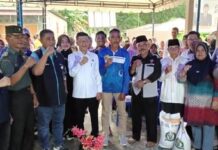 read news -Warga Tanjungpinang Kembali Terima Beras Walikota Tanjungpinang Hasan (ketiga dari kiri) saat bersama warga di Kantor Lurah Kampung Bugis yang mendapat bantuan berjumlah total di Tanjungpinang sebanyak 7.280 KPM . (Foto : dwi susilo - batamtv.com)