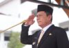 read news – Gubernur Ansar Ajak Perangi Kemiskinan dan Berantas Kebodohan Gubernur Ansar saat membacakan amanat Peringatan Hari Pahlawan ke-78 tahun 2023 yang dilaksanakan di Lapangan Upacara Kantor Gubernur Kepri, Dompak, Jum'at (10/11). (Foto : dwi susilo - batamtv.com)