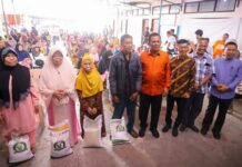 read news – Bantuan CBP Tahap II Termin 3 Diberikan ke Warga Tanjungpinang Gubernur Kepulauan Riau Ansar Ahmad bersama Pj. Walikota Tanjungpinang Hasan menyerahkan bantuan Cadangan Beras Pemerintah (CBP) Tahap II Termin 3 Tahun 2023 di dua lokasi yakni di Kantor Kelurahan Tanjung Unggat dan Kantor Pos Km. 3, Kecamatan Bukit Bestari, Tanjungpinang, Sabtu (04/11). (Fotoi : dwi susilo - batamtv.com)