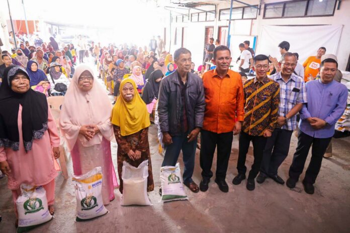 Gubernur Kepulauan Riau Ansar Ahmad bersama Pj. Walikota Tanjungpinang Hasan menyerahkan bantuan Cadangan Beras Pemerintah (CBP) Tahap II Termin 3 Tahun 2023 di dua lokasi yakni di Kantor Kelurahan Tanjung Unggat dan Kantor Pos Km. 3, Kecamatan Bukit Bestari, Tanjungpinang, Sabtu (04/11). (Fotoi : dwi susilo - batamtv.com)