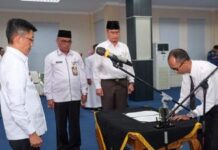 read news – Hasan Lantik 31 Pegawai Pemerintah dengan Perjanjian Kerja Walikota Tanjungpinang Hasan melantik 31 orang P3K yang terdiri dari 29 orang tenaga teknis dan 2 orang tenaga guru telah dilantik. (Foto : abdi perdana - batamtv.com)