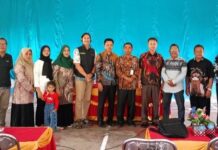 read news – FKS Hadir di Kecamatan Bunguran Barat Natuna Camat Bunguran Barat Natuna, Khaidir (kelima dari kanan) mendukung penuh keberadaan FKKS di kecamatan serta menyambut baik kehadiran pengurus Forum Kabupaten Sehat (FKS) Kabupaten Natuna dalam upaya penguatan FKKS di kecamatannya.. (Foto : abdi perdana - batamtv.com )