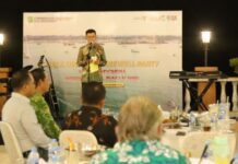 read news – Masyarakat Tanjungpinang Sambut Peserta International Yacht Rally Sail Penjabat (Pj) Wali Kota Tanjungpinang, Hasan,S.Sos (berdiri) yang turut menyambut para peserta Sail to Indonesia International Yacht Rally itu mengatakan bahwa event ini merupakan agenda tahunan yang sudah ditetapkan jalurnya oleh Kementerian Pariwisata dan Ekonomi Kreatif (Kemenparekraf) (Foto : dwi susilo - batamtv.com )