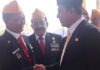 read news – Gubernur Kepri Tampil jadi Irup Upacara Hari Pahlawan Gubernur Kepri Ansar Ahmad (kanan) mengajak semua pihak untuk memerangi kemiskinan dan memberantas kebodohan, pada saat momen peringatan Hari Pahlawan, Jumat (10/11/2023). Hal itu disampaikan Gubernur Kepri saat upacara peringatan Hari Pahlawan di halaman Kantor Gubernur Kepri, Dompak, Tanjungpinang. (Foto : abdi perdana - batamtv.com)