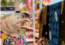 read news – Dekranasda Tanjungpinang Pamerkan Produk Kerajinan Masyarakat Ketua Dekranasda Kota Tanjungpinang, Ranny Gusfitasari, A.Md. Keb, menyampaikan dalam Dekra Fest tahun ini, kota Tanjungpinang menampilkan berbagai produk kerajinan yang merepresentasikan keahlian dan kreativitas masyarakat kota Tanjungpinang. (Foto : dwi susilo - batamtv.com)