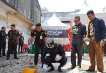 read news – Pembangunan Mess Kejaksaan Negeri Karimun Dimulai Bupati KArimun Aunur Rafiq saat meresmikan mess pegawai Kejari Karimun (Foto : abdi perdana - batamtv.com)