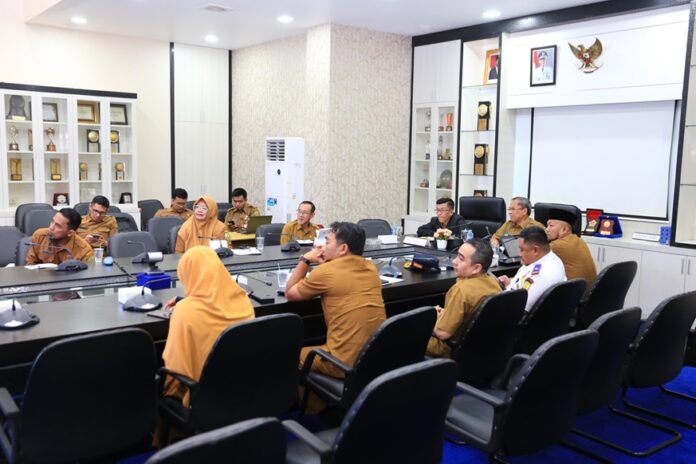 Pemerintah Kota Tanjungpinang mengikuti Rapat Koordinasi terkait Pengendalian Inflasi bersama Kementerian Dalam Negeri bersama TPID dan TPIP yang turut dihadiri oleh Kepala Daerah se-Indonesia tersebut dilaksanakan secara virtual dan diikuti Penjabat (Pj.) Wali Kota Tanjungpinang, Hasan, S.Sos bertempat di Ruang Rapat Engku Putri Raja Hamidah, Kantor Wali Kota, Senin (27/11). (Foto : abdi perdana - batamtv.com - )