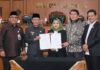 read news – Nota Kesepakatan KUA PPAS Tahun 2024 Ditandatangani Ketua DPRD Yuniarni Pustoko Weni, didampingi Wakil Ketua I Novaliandri Fathir, dan Wakil Ketua II, Hendra Jaya,memimpin Rapat Paripurna DPRD Kota Tanjungpinang Selasa (14/11/2023) (Foto: dwi susilo - batamtv.com)