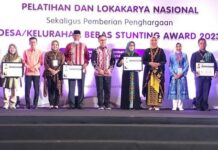 read news- Penghargaan dari Pemerintah Pusat Diraih Kelurahan Tanjungpinang Barat Walikota Tanjungpinang Hasan (kedua dari kiri) saaat menghadiri kegiatan pelatihan dan lokakarya Nasional, sekaligus penyerahan penghargaan desa/kelurahan bebas stunting award 2023 yang gelar oleh Asosiasi Dinas Kesehatan Seluruh Indonesia (ADINKES), di Hotel Sahid Jaya Convention & Exhibition Center, Senin (13/11/2023). (Foto : abdi perdana - batamtv.com)_