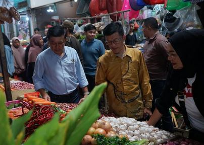(Foto : abdi perdana - batamtv.com) Penjabat (Pj.) Wali Kota Tanjungpinang, Hasan, S.Sos (baju cokelata) dan pejabat terkait, termasuk Kepala Dinas Perdagangan dan Perindustrian (Disdagin), serta Kepala Dinas Pertanian, Pangan, dan Perikanan (DP3) mengcek harga cabai dipasar. (Foto : abdi perdana - batamtv.com)