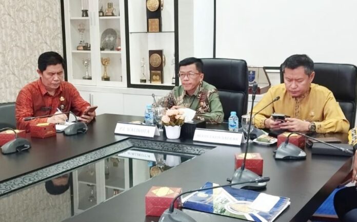 Di ruang rapat Engku Puteri Raja Hamidah, kantor Wali Kota Tanjungpinang, Jum'at (17/11/2023), Pj Walikota Tanjungpinang Hasan (tengah) segera menginstruksikan BKPSDM untuk menyelenggarakan sosialisasi netralitas ASN. (Foto : abdi perdana - batamtv.com)