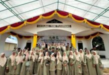 read news – Wisuda 248 Santri Kecamatan Belat Desa Degong Sukses Digelar Kecamatan Belat Desa Degong, Kabupaten Karimun, merayakan momen bersejarah dengan penuh semangat pada tahun 2023 ketika 248 santri berhasil menyelesaikan pendidikan mereka dalam sebuah upacara wisuda yang mengesankan. . (Foto : abdiperdana - batamtv.com)