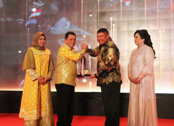 Gubernur Kepri, Ansar Ahmad (kemeja kuning emas) menegaskan atas nama Pemerintah Provinsi dan masyarakat Provinsi Kepri , pihaknya mengucapkan terima kasih yang sebesar-besarnya Kapolda Kepri, Irjen Tabana Bangun (kanan ) yang selama 11 bulan mendedikasikan pengabdiannya di Kepri memjaga kamtibmas di seluruh wilayah provinsi kepri. (Foto : abyaqsa ramadan - batamtv.com )