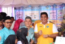 read news – Expo Bintera dan Temu Karya Desa di Bintan Disesaki Penonton Bupati Bintan, Roby Kurniawan menghadiri Expo Bintera (Bintan Sejahtera) yang juga dihadiri, Ketua TP-PKK Provinsi Kepri, Dewi Kumalasari, Ketua TP-PKK Bintan, Hafizha Rahmadhani, Wakil Bupati Bintan, Ahdi Muqsith, Sekda Bintan, FKPD Bintan dan tamu undangan lainnya.. (Foto : abdi perdana - batamtv.com)