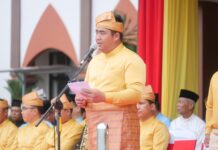 read news – Bupati Bintan Roby Kurniawan Jadi Pembina Upacara Hari Jadi Bintan ke-75 Bupati Bintan, Roby Kurniawan sebagai Pembina Upacara, Jumat (01/12) di halaman Kantor Bupati Bintan mengatakan, Pemerintah Kabupaten Bintan akan terus mengisi pembangunan serta merajut antara sejarah Kabupaten Bintan dan masa depan. (Foto : abdi perdana - batamtv.com)