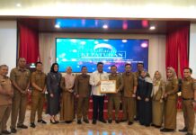 read news – Bintan Terima Penghargaan dari Ombudsman Sekretaris Daerah Kabupaten Bintan, Ronny Kartika (baju putih-tengah) usai menerima penghargaan tersebut menyampaikan apresiasinya kepada seluruh pihak khsusunya yang bergerak langsung di sektor pelayanan publik. (Foto : muhammad amin - batamtv.com)