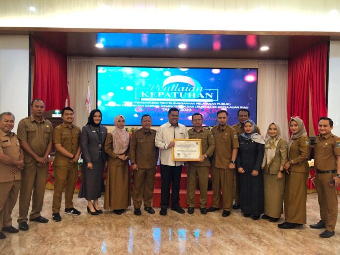 Sekretaris Daerah Kabupaten Bintan, Ronny Kartika (baju putih-tengah) usai menerima penghargaan tersebut menyampaikan apresiasinya kepada seluruh pihak khsusunya yang bergerak langsung di sektor pelayanan publik. (Foto : muhammad amin - batamtv.com)
