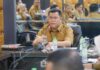 read news – Ronny Kartika Pimpin Rapat Tim Gugus Tugas Layak Anak Kabupaten Bintan Sekretaris Daerah Kabupaten Bintan, Ronny Kartika memimpin Rapat Tim Gugus Tugas Layak Anak dan persiapan penilaian KLA (Kabupaten Layak Anak) tahun 2024. (Foto : abdi perdana - batamtv.com)
