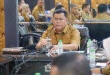 read news – Ronny Kartika Pimpin Rapat Tim Gugus Tugas Layak Anak Kabupaten Bintan Sekretaris Daerah Kabupaten Bintan, Ronny Kartika memimpin Rapat Tim Gugus Tugas Layak Anak dan persiapan penilaian KLA (Kabupaten Layak Anak) tahun 2024. (Foto : abdi perdana - batamtv.com)