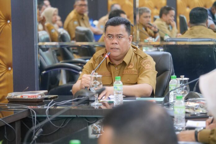 Sekretaris Daerah Kabupaten Bintan, Ronny Kartika memimpin Rapat Tim Gugus Tugas Layak Anak dan persiapan penilaian KLA (Kabupaten Layak Anak) tahun 2024. (Foto : abdi perdana - batamtv.com)