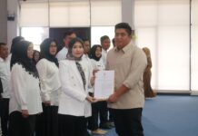 read news – Forum Bintan Sehat Diketuai Hafizha Rahmadani Ketua TP PKK Kabupaten Bintan Hafizha Rahmadhani didapuk sebagai Ketua dalam forum Forum Kabupaten Bintan Sehat . Dia dilantik oleh Bupati Bintan Roby Kurniawan (kanan) bersama 57 anggota Forum Kabupaten Bintan Sehat.(Foto : abdi perdana - batamtv.com)