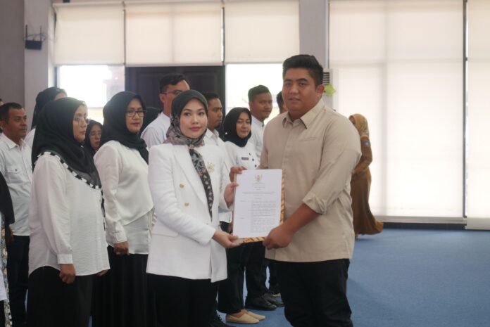 Ketua TP PKK Kabupaten Bintan Hafizha Rahmadhani didapuk sebagai Ketua dalam forum Forum Kabupaten Bintan Sehat . Dia dilantik oleh Bupati Bintan Roby Kurniawan (kanan) bersama  57 anggota Forum Kabupaten Bintan Sehat.(Foto : abdi perdana - batamtv.com)