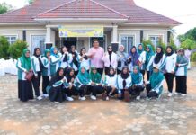 read news Kader PKK di Bintan Ikuti Germas di Gunung Kijang Bupati Bintan, Roby Kurniawan (berdiri dibelakang, paling tengah) didampingi Ketua TP-PKK Bintan, Hafizha Rahmadhani mengikuti kegiatan tersebut menyampaikan harapan besarnya agar berbagai aktivitas yang menyehatkan atau menjaga kebugaran jasmani dapat kembali menjadi kebiasaan masyarakat. (Foto : abdi perdana - batamtv.com)