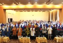 read news – IGTKI PGRI Gelar Workshop Peningkatakan Kompetensi Guru TK se- Bintan Bunda PAUD Bintan Hafizha Rahmadani (deret depan kelima dari kiri) memaparkan tips bagi para Guru terhadap dunia literasi bagi anak. Hafizha yang juga sebagai Bunda Literasi Bintan menguraikan enam kemampuan dasar yang harus dipahami. (Foto : abdi perdana - batamtv.com)