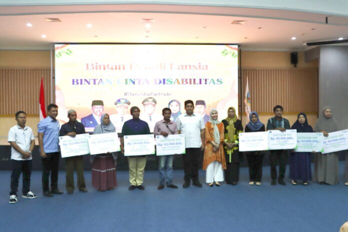 Bupati Bintan , Roby Kurniawan (ketujuh dari kanan) pun menunjukkan aksi nyata terhadap semangat kolaborasi yang digaungkannya. Kali ini semangat tersebut dituangkan dalam kesejahteraan masyarakat yang menyentuh pada lansia hingga kaum disabilitas. (Foto : abdi perdana - batamtv.com)