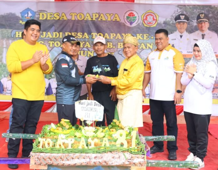 Bupati Bintan Roby Kurniawan (kiri) menghadiri peringatan Hari Jadi Desa Toapaya ke-81, Rabu (27/12) di Halaman Kantor Desa Toapaya. Didampingi Sekretaris Daerah Bintan, Ronny Kartika, (Foto : abdi perdana - batamtv.com)